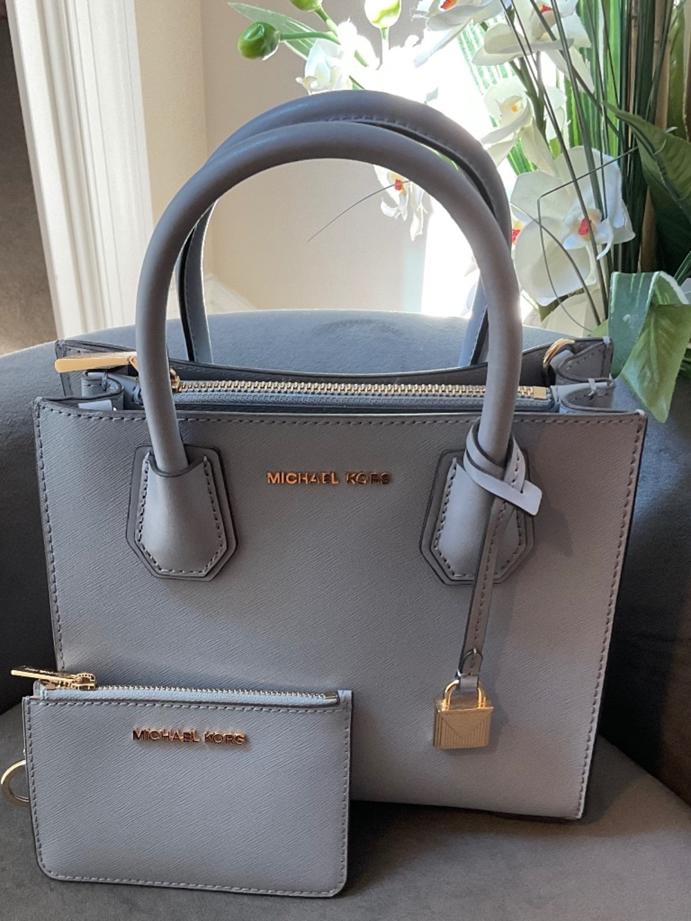 MICHAEL KORS MERCER MEDIUM MESSENGER AND CARD HOLDER SET IN PALE BLUE